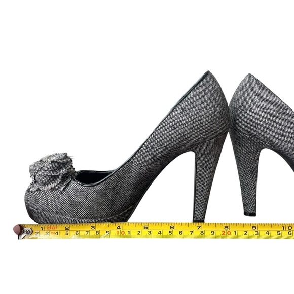 Le Chateau tweed platform heels gray black bouclé flower accent high heel 4” - Picture 12 of 12